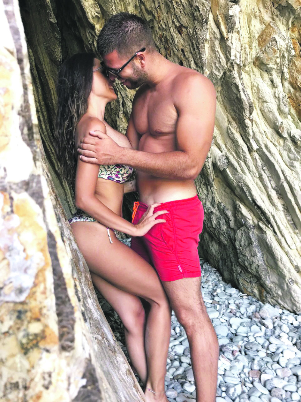 Ovde uživa zgodni srpski pevač sa devojkom!