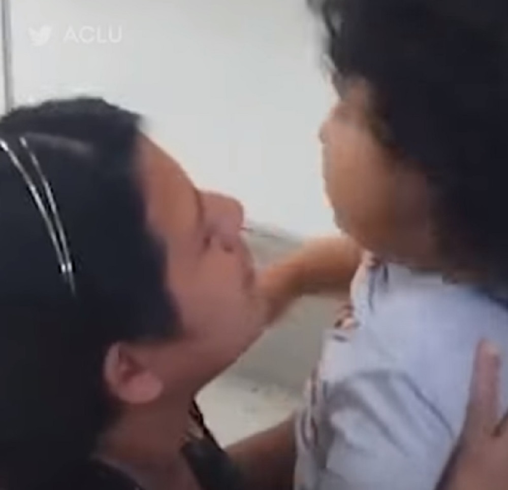 Dete razdvojeno od roditelja na granici ne prepoznaje majku (UZNEMIRIUJUĆ VIDEO)