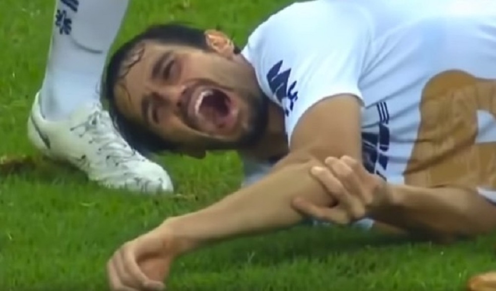 Horor povreda španskog fudbalera, ISKOČIO MU LAKAT nasred terena (VIDEO)