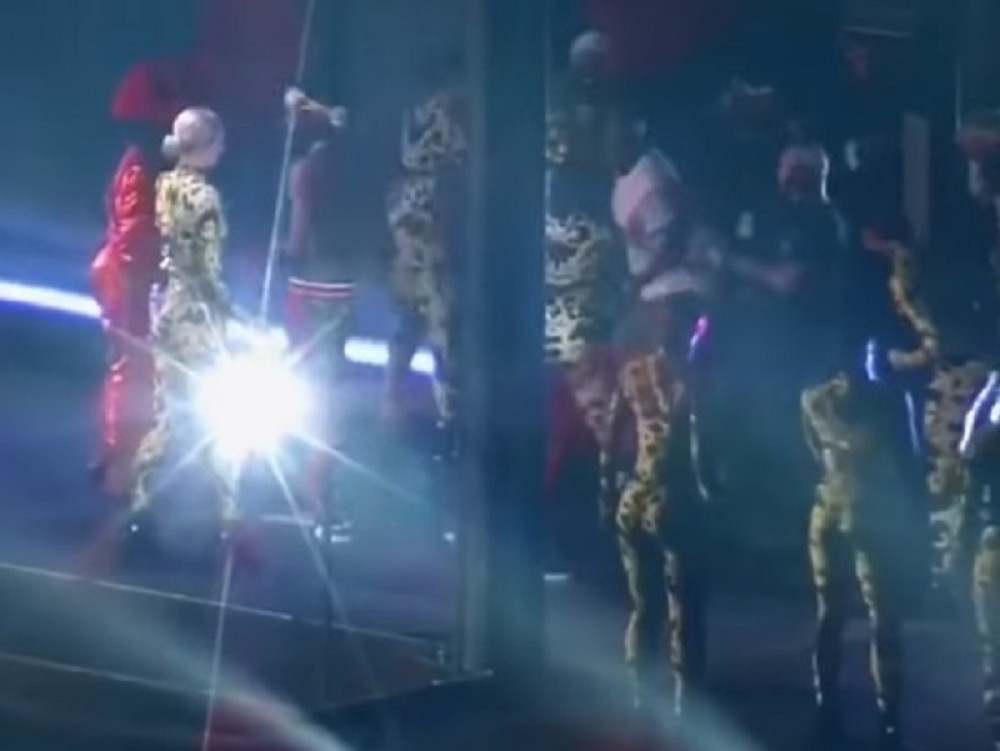 OPŠTA MAKLJAŽA NA KONCERTU Momak se popeo na binu a onda je usledio haos! (VIDEO)