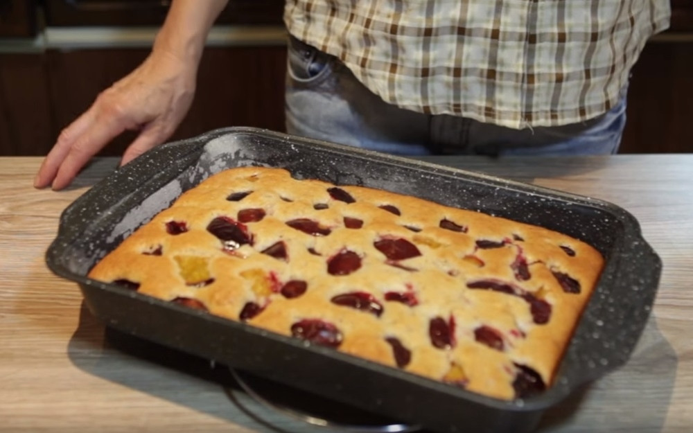 VOĆNI KOLAČ OD 200 DINARA: Starinski patišpanj sa šljivama koji će zavoleti i najveći gurmani!