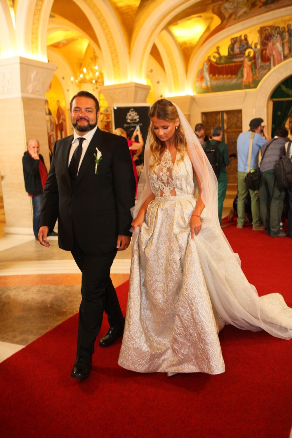 PRIZOR IZ HRAMA OD KOG ZASTAJE DAH! Tri mlade na venčanju Karića, a OVAJ DETALJ je sve ostavio bez teksta! (FOTO)