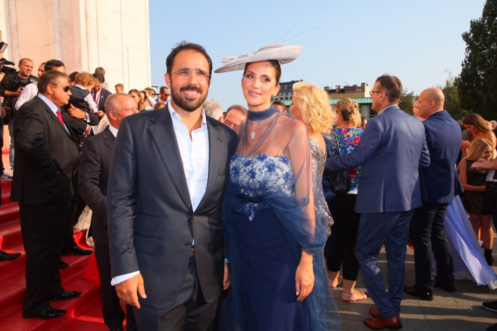 NAJBOGATIJA SRPKINJA NA KARIĆEVOJ SVADBI! Zbog ovog detalja svi su gledali u nju! (FOTO)