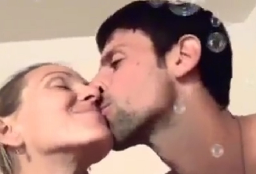 Novak posle meča mazio, a onda i SOČNO POLJUBIO Jelenu i otpevao joj veliki balkanski hit! (VIDEO)