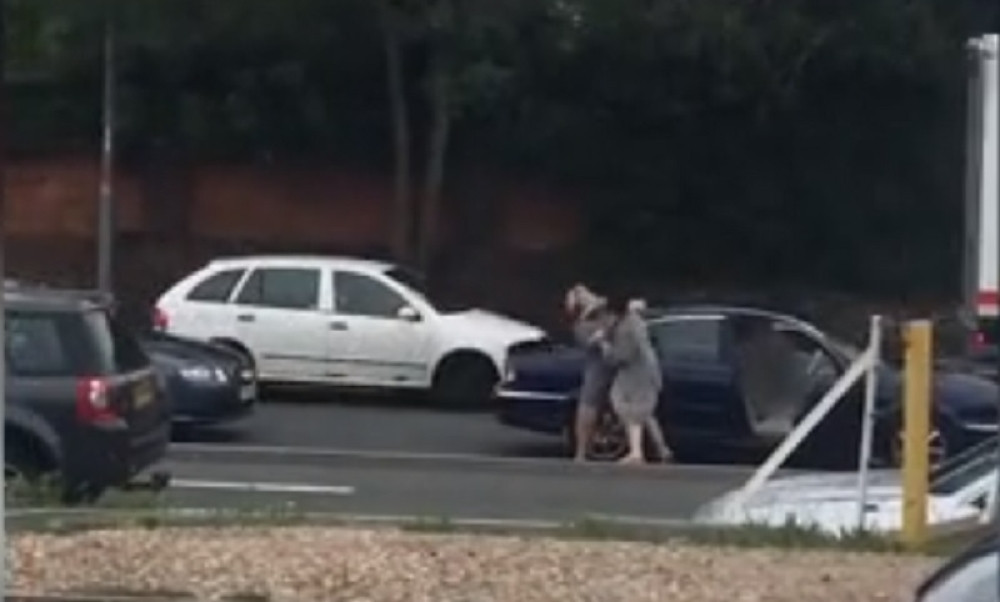 Davile se pred detetom, usledio krvnički udarac: "Kasnim, bre, ku***"