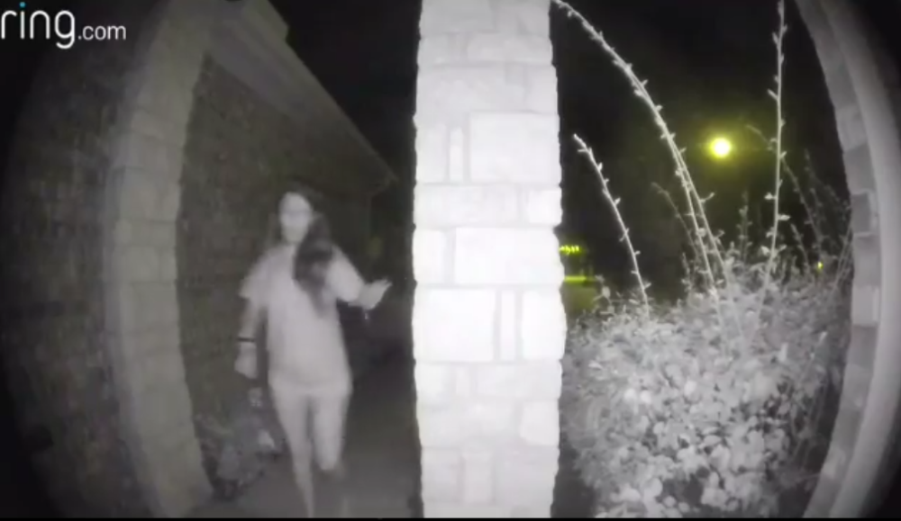 Sa lisicama na rukama zvonila ljudima na vrata usred noći, a kada su otvorili OSTALI SU U ŠOKU (VIDEO)