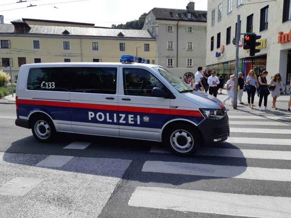 Austrijska POLICIJA "postrojila" i MARICE u strahu od "delija" (FOTO)