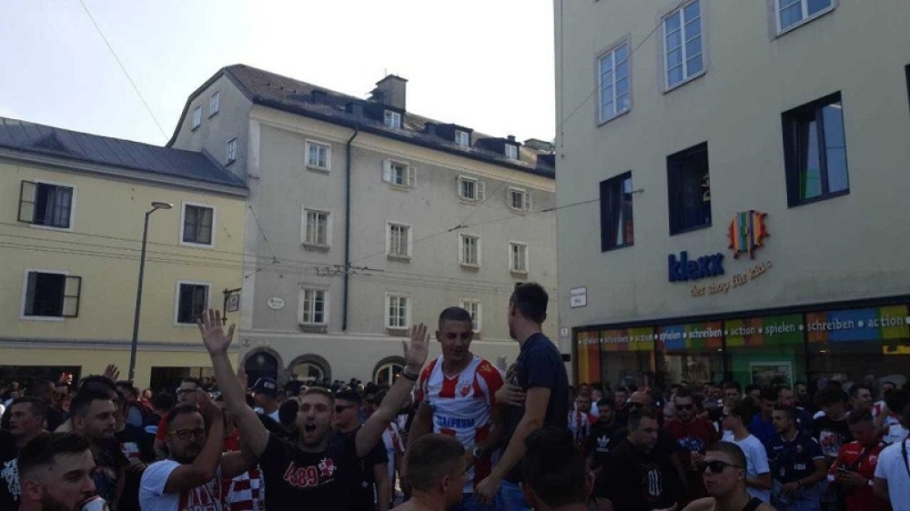 Njih dve su NAJLEPŠA I NAJSLAĐA navijačica Zvezde u Salcburgu, a evo KAKO IM JE sa Delijama "u kopu"! (FOTO)