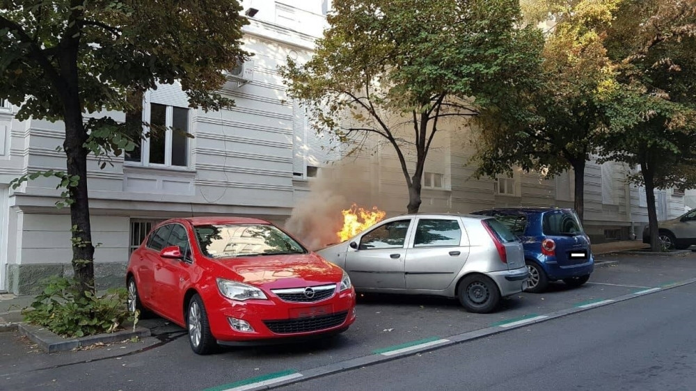 Buknuo automobil u centru Beograda! (FOTO)