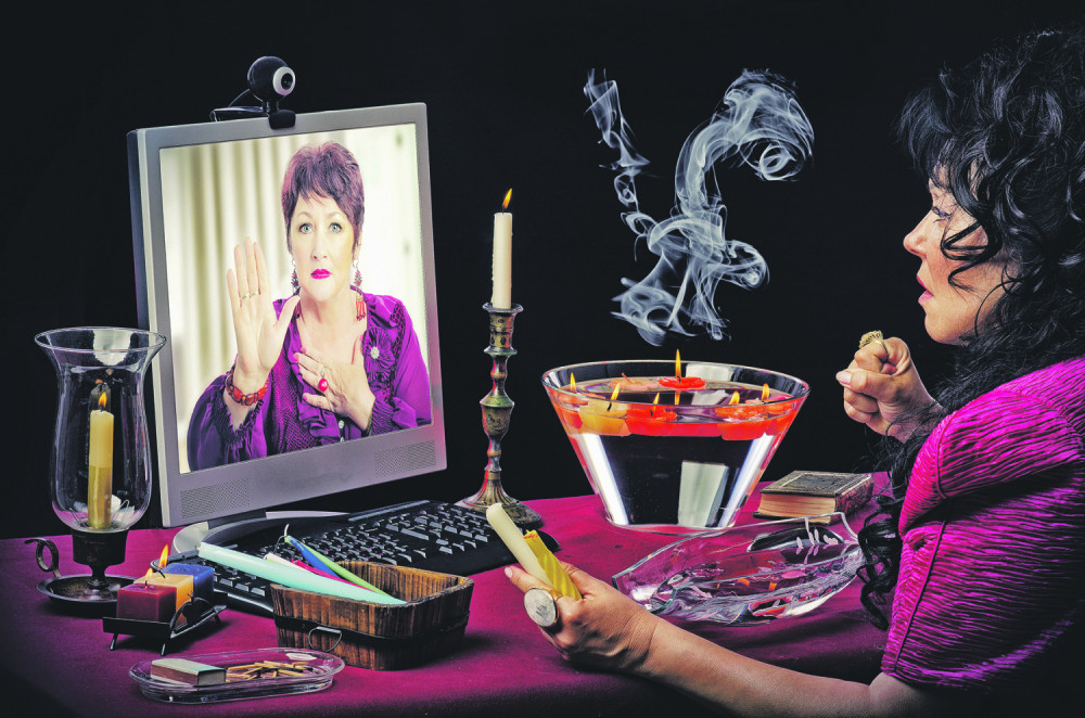 Vračare se preselile na internet, kristalne kugle zamenile laptopom, SKIDAJU MAGIJU NA KLIK!