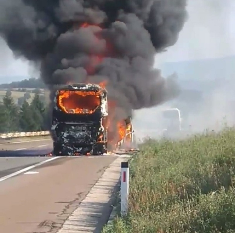 Buknuo i do kraja izgoreo autobus kod Ražnja! (VIDEO)