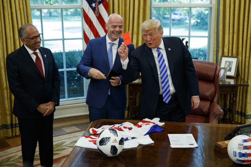 Tramp dodelio medijima CRVENI KARTON (FOTO)