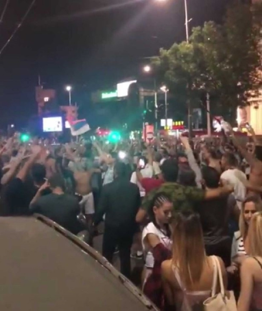 Ludnica u Beogradu! Na ulicama se slavi Zvezda i Liga šampiona (VIDEO)