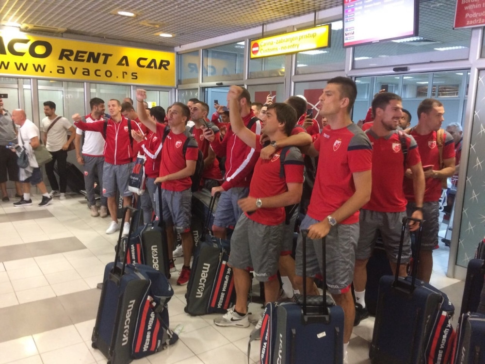 "Delije" sačekale fudbalere Zvezde, aerodromom se orilo: "Tanananana Liga šampionaaaa" (VIDEO)
