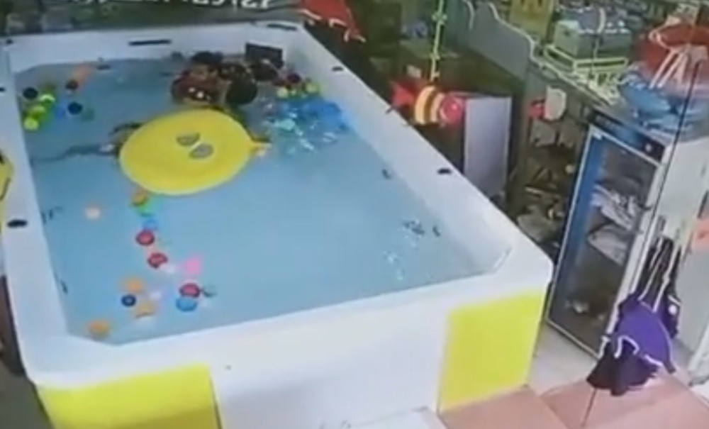 Dete se davilo na svom 1. rođendanu, a kad vidite šta je majka radila POLUDEĆETE! (UZNEMIRUJUĆI VIDEO)