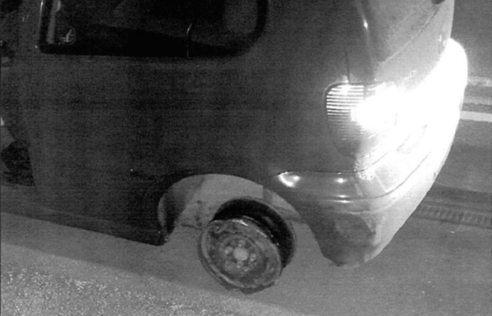 Pijani ludak vozio automobil bez jednog točka, POLICAJCI OSTALI U ŠOKU! (FOTO)