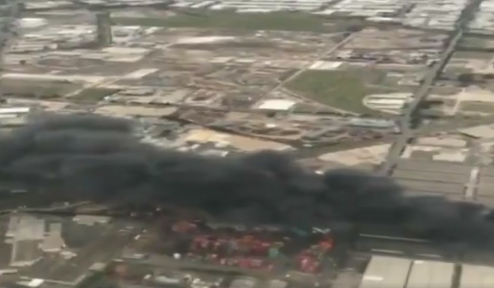 Eksplozije u fabrici, otrovan dim guši ljude, HITNE SLUŽBE NA LICU MESTA! (VIDEO)