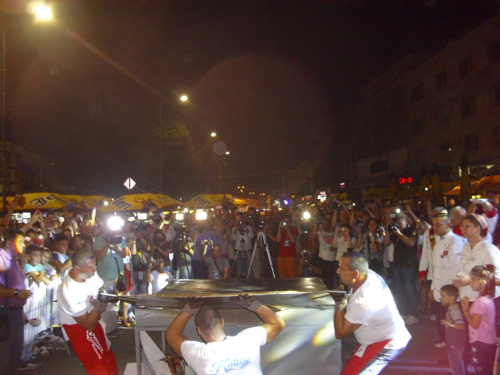 Leskovčani popravili svoj rekord i ponovo napravili PLJESKAVICU ZA GINISA! (FOTO)