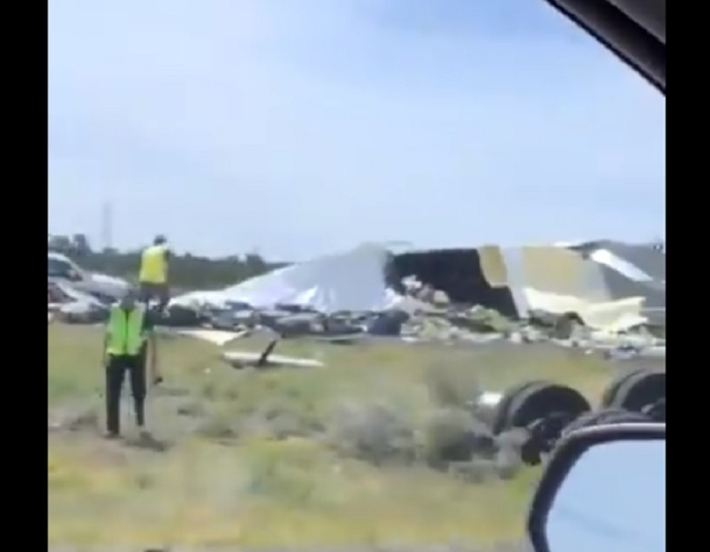 Sudarili se kamion i autobus, ima mrtvih, delovi vozila rasuti po putu! (VIDEO)