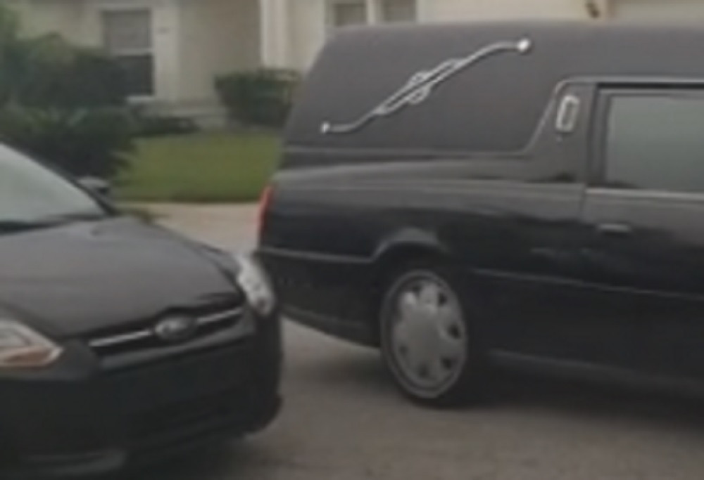 Dovezli je pred kuću u mrtvačkim kolima, drugarice je čekale obučene u crno... USLEDIO JE ŠOK!