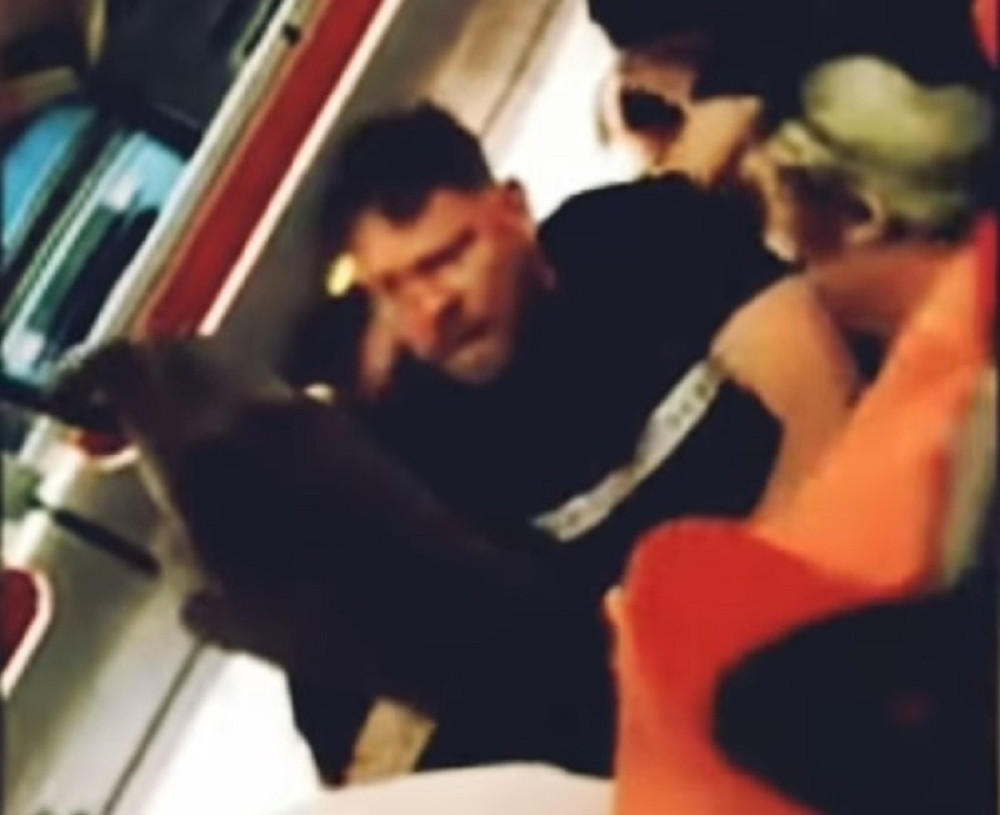 Devojka je zaigrala seksi ples u avionu, a onda je zbog nje izbila OPŠTA TUČA! (VIDEO)