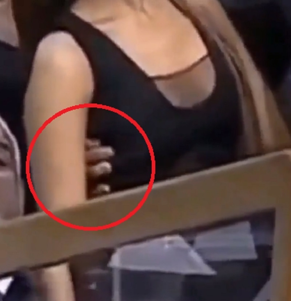 SKANDALOZNO! Sveštenik pipao pevačicu za grudi na sahrani dok su ljudi plakali! SVI BRUJE O OVOME! (VIDEO)