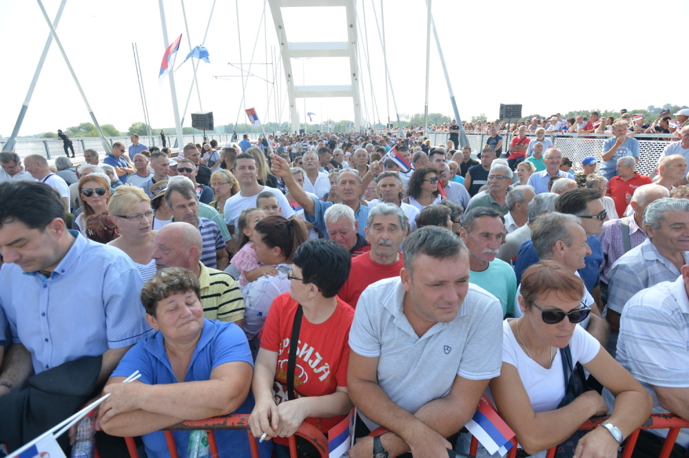 Žena slomila nogu na otvaranju Žeželjevog mosta, predsednik Vučić joj prišao i sve prisutne ostavio bez teksta (FOTO)