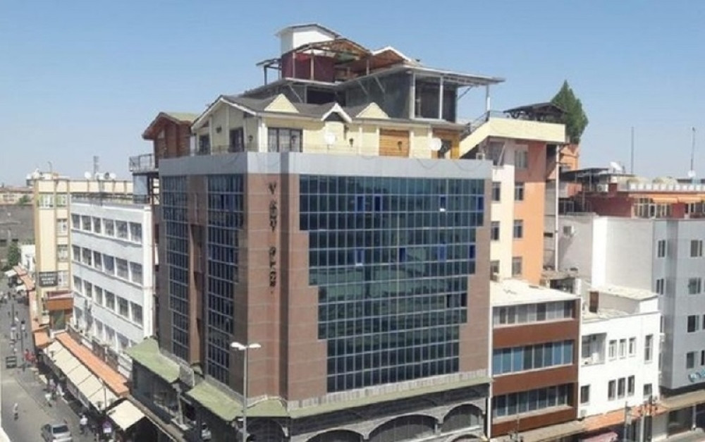 BEZ IKAKVE DOZVOLE! Poznati biznismen i bivši predsednik fudbalskog kluba napravio vilu na krovu zgrade