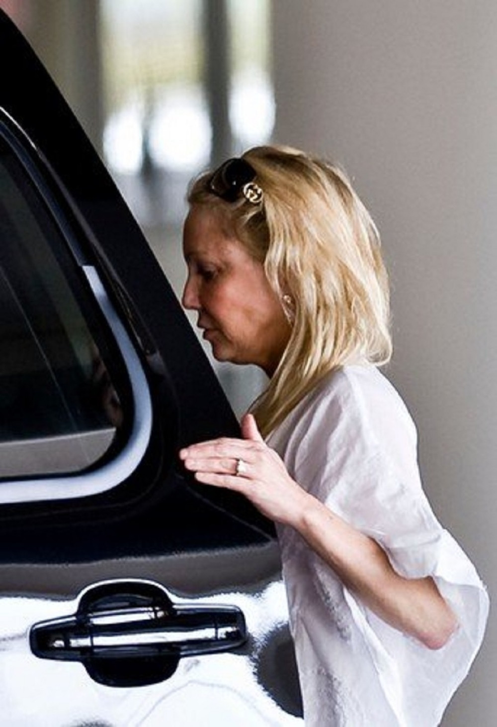 DAVILA OCA, UNAKAZILA DEČKA! Poznata glumica mrtva pijana napala policajca i radnike Hitne pomoći!