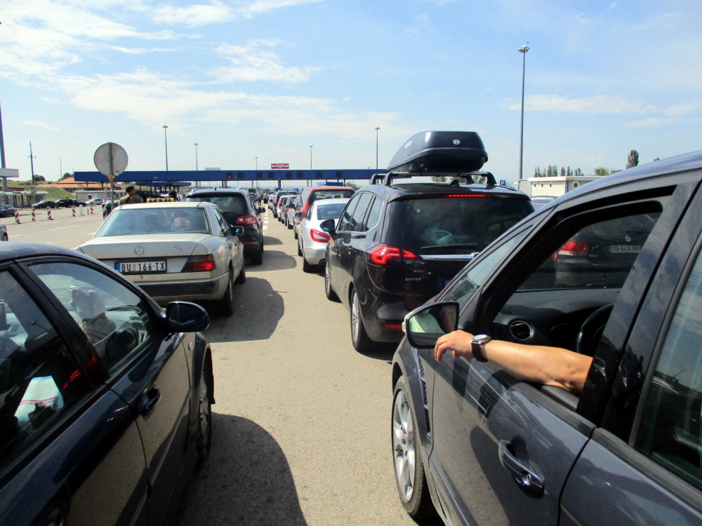 Saobraćaj otežan zbog vetra i mokrih kolovoza, teretnjaci satima čekaju na graničnim prelazima