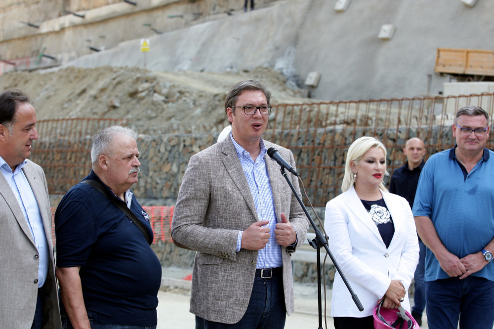 VUČIĆ OBILAZI RADOVE NA KORIDORU 10 Izgradićemo najlepši auto-put u ovom delu Evrope, do kraja godine završetak radova