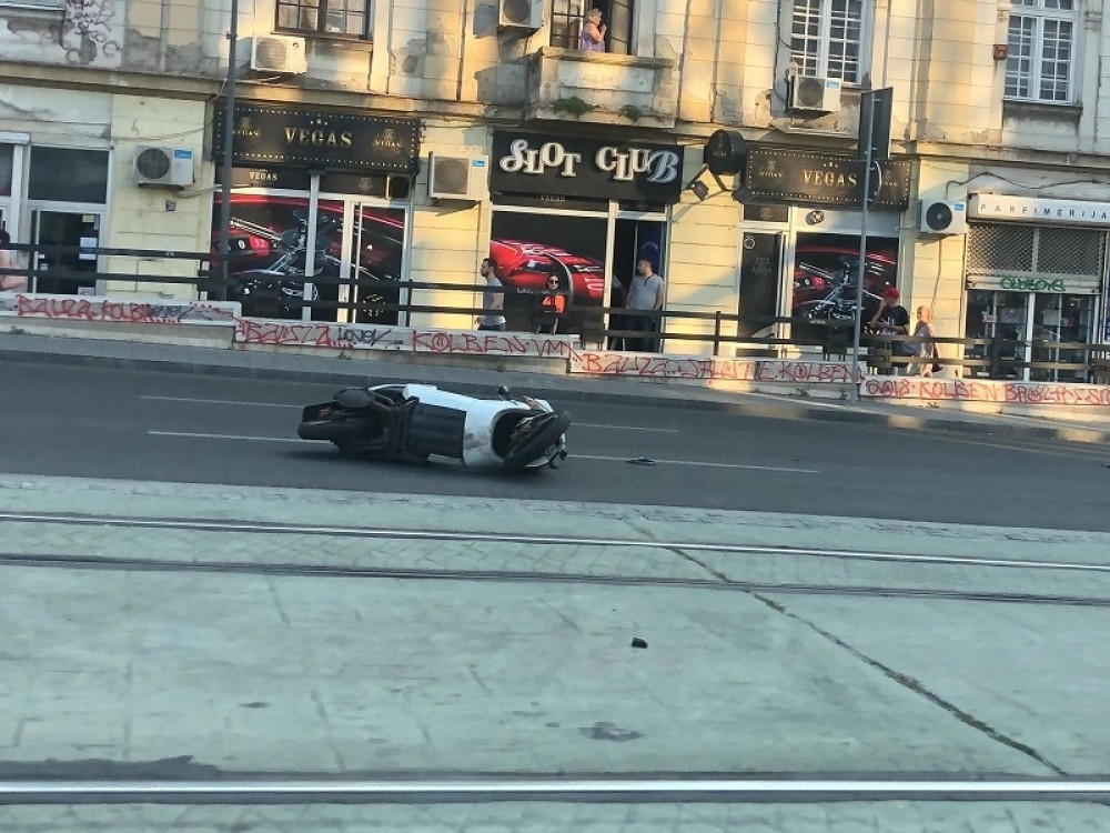 Motociklista odbačen sa motora u sudaru sa putničkim vozilom