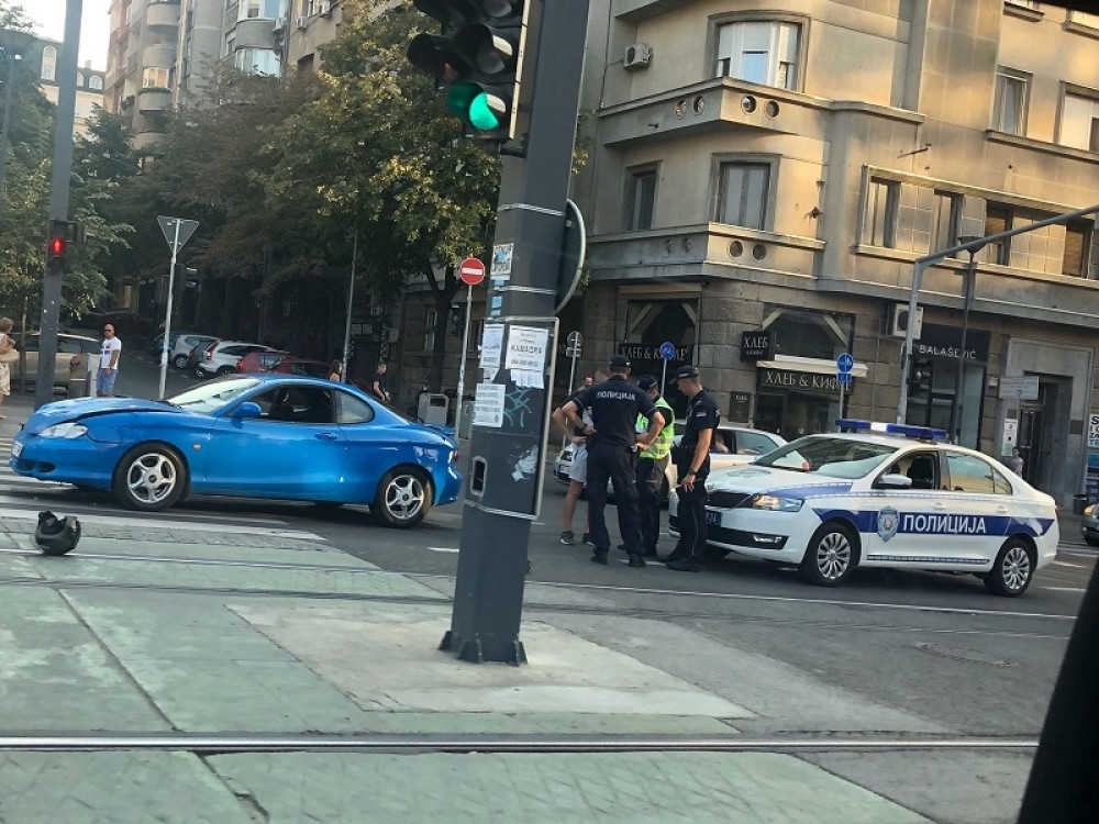 STRAHOTA NA SLAVIJI! Automobilom oborio motociklistu, prolaznici se hvatali za glavu (FOTO)