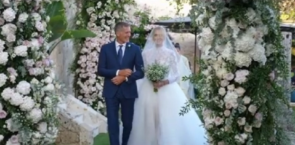 UDALA SE NAJPOZNATIJA BLOGERKA! Svi bruje o haljini koja je zasenila njenu venčanicu, i to s razlogom! (FOTO)