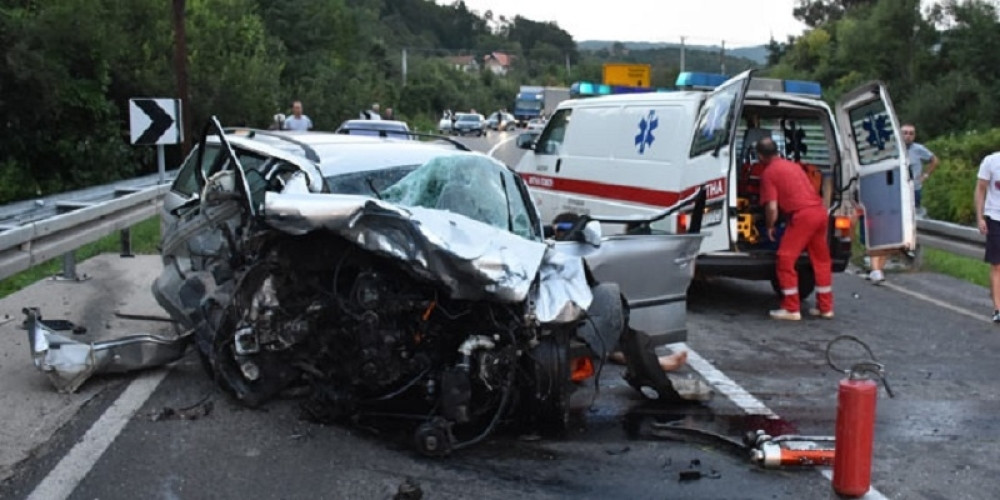 Direktan sudar dva automobila, poginula jedna osoba