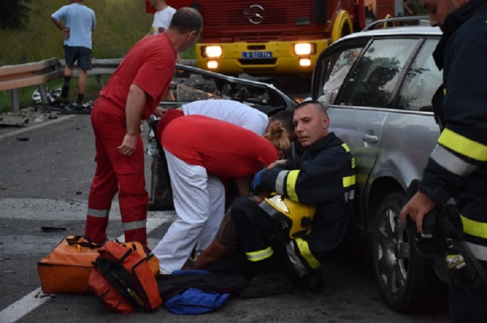 "Fijat punto" iz nepoznatih razloga prešao u levu traku i direktno udario u kamion! Ima više povređenih!