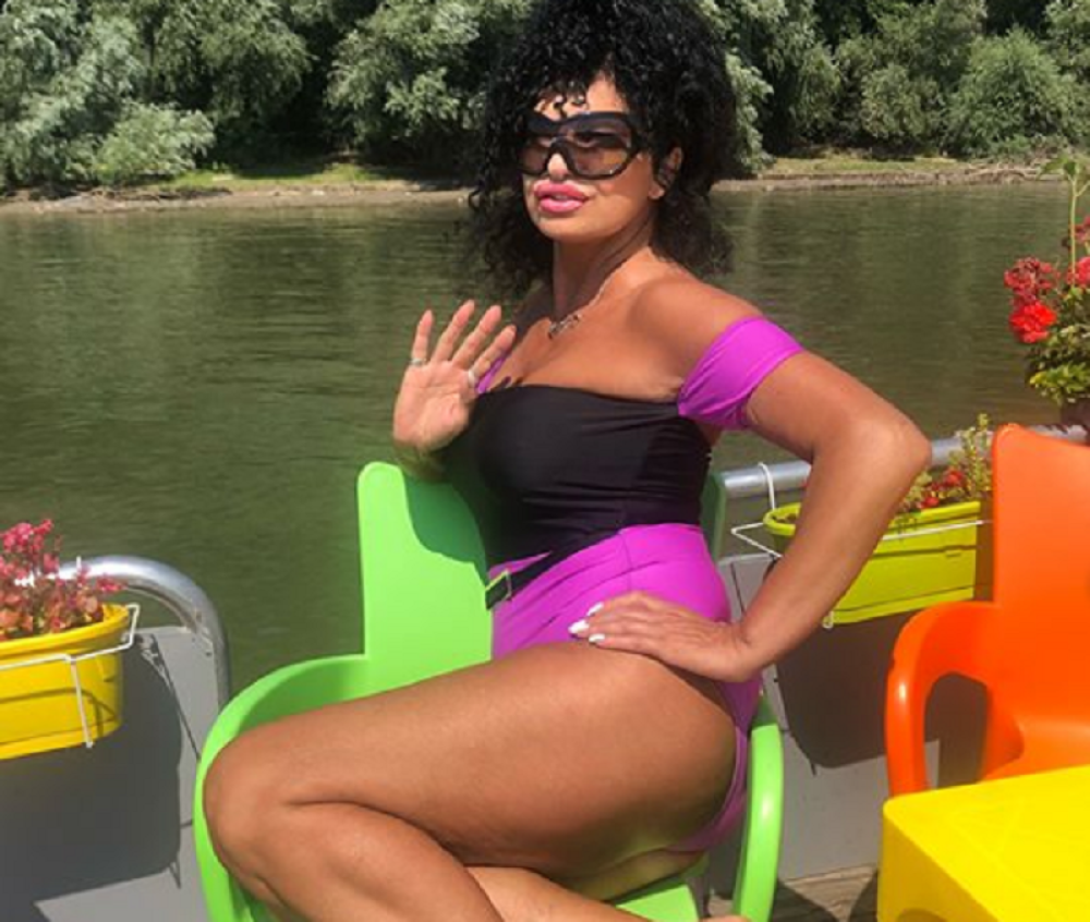 Lidija Vukićević uhvaćena u zagrljaju zgodnog fudbalera: On je dira usred restorana, a glumica nikad srećnija!