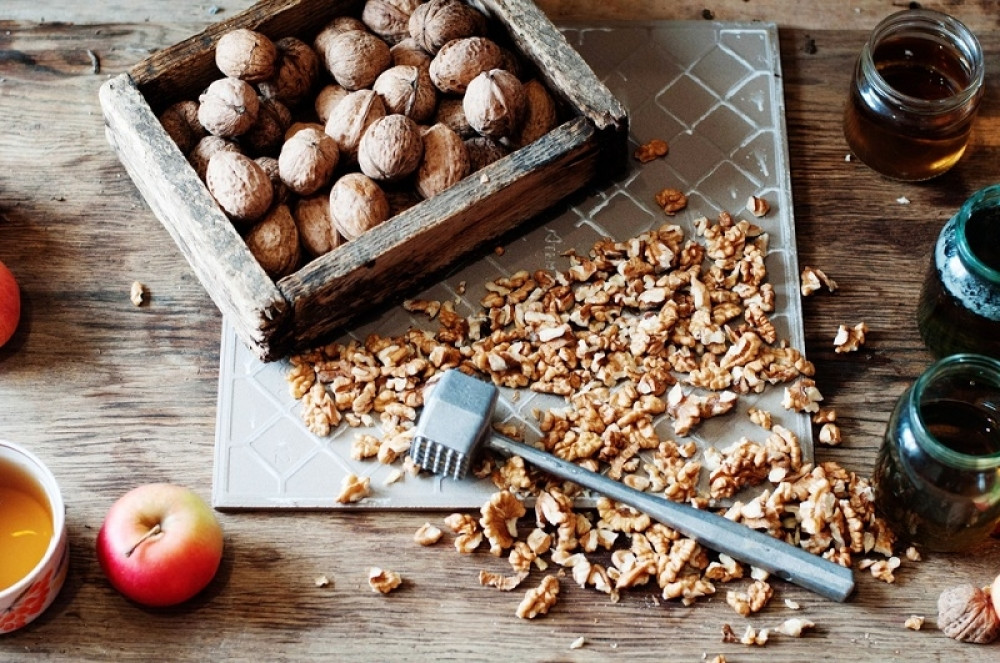 Kako ukloniti tragove od ljuštenja oraha sa ruku?