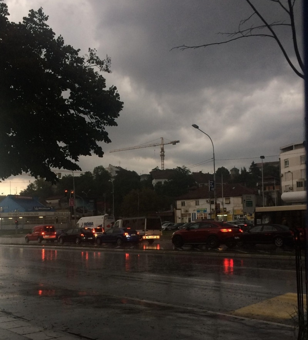 Sprema se opasno nevreme, ako ste na ulicama, bolje se sakrijte
