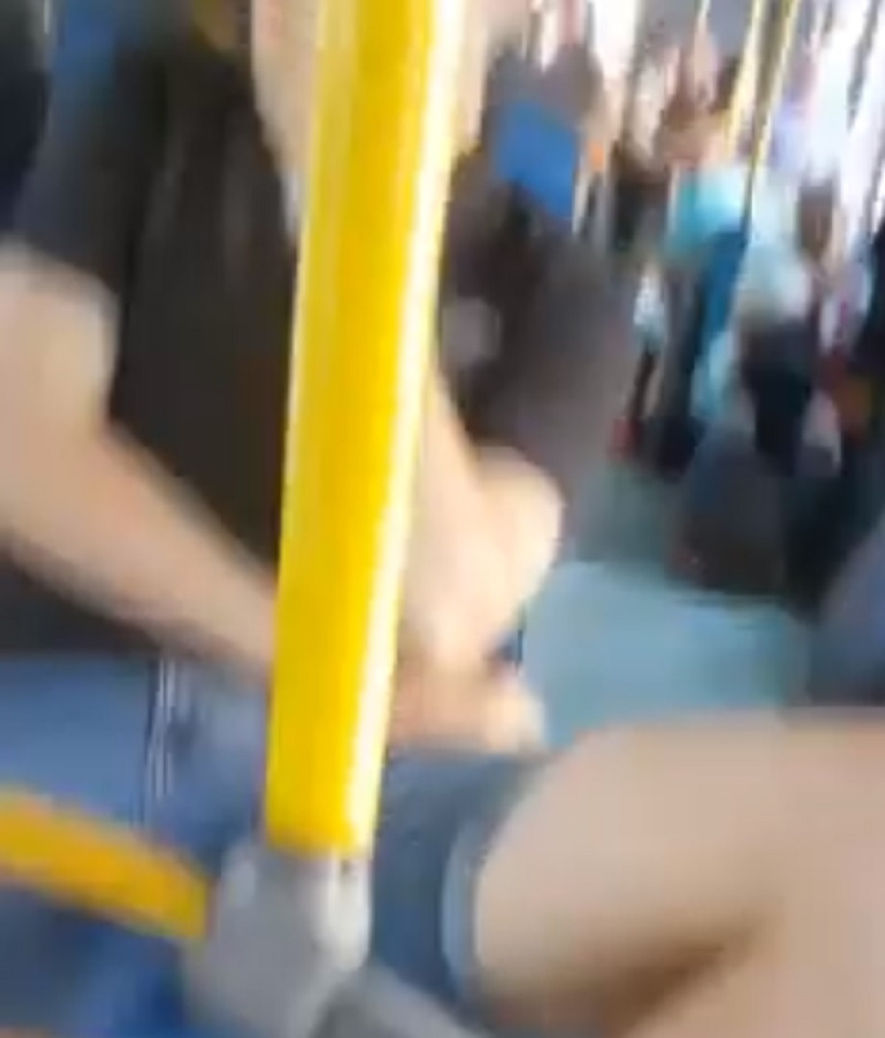 DETALJ KOJI JE ZGROZIO SRBIJU! Žena htela da sedne na slobodno mesto u autobusu, mladić nije hteo da pomeri nogu! Usledila je drama (VIDEO)