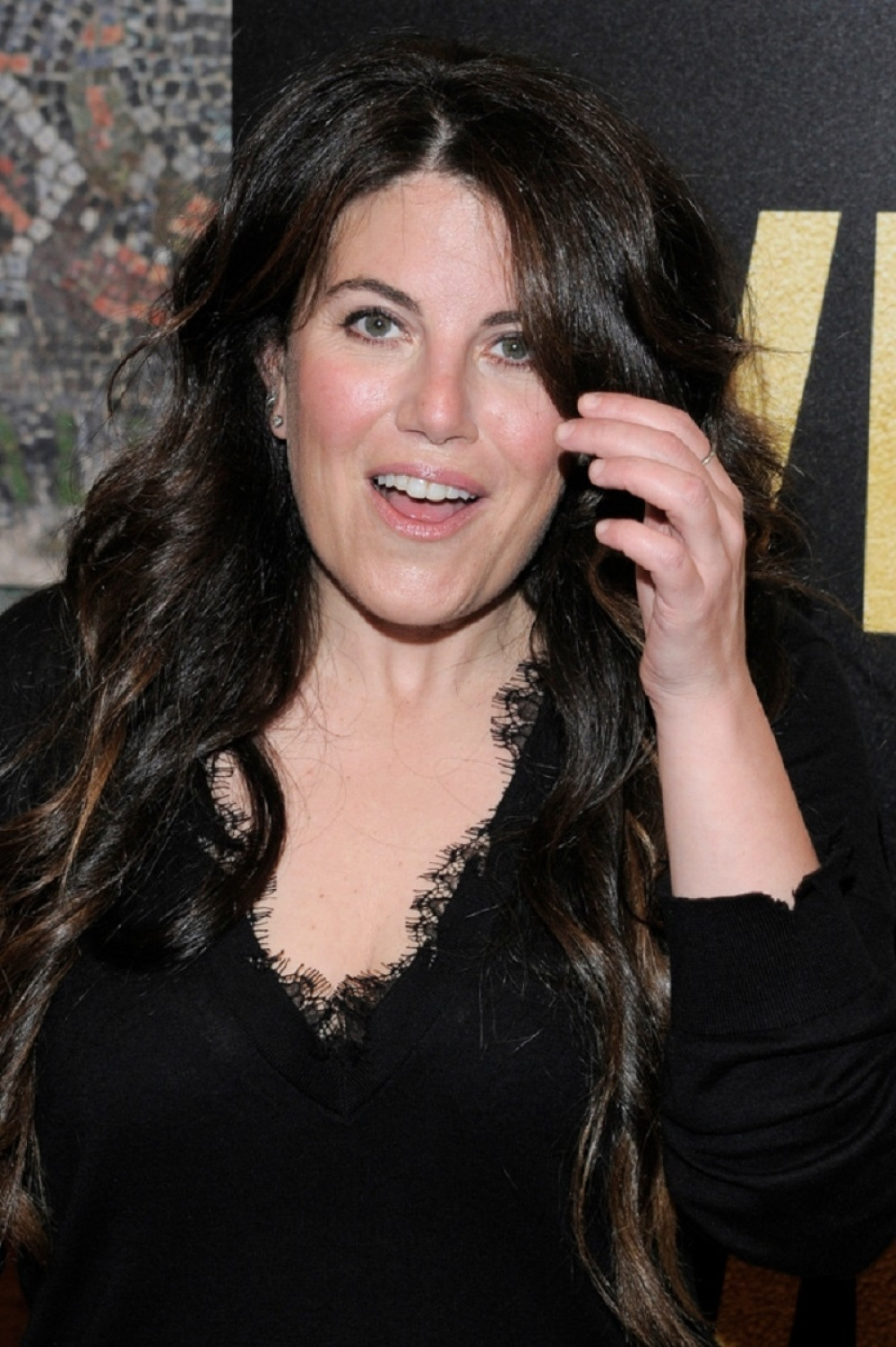 PRE 20 GODINA IMALI SU SEKS U BELOJ KUĆI Novinari su Moniki Levinski postavili pitanje o Klintonu, a njena reakcija je totalni hit  (VIDEO)