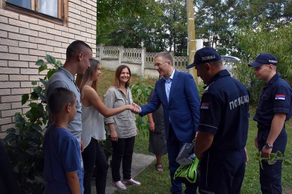 Drago mi je kada se ljubav prema uniformi prenosi s kolena na koleno!