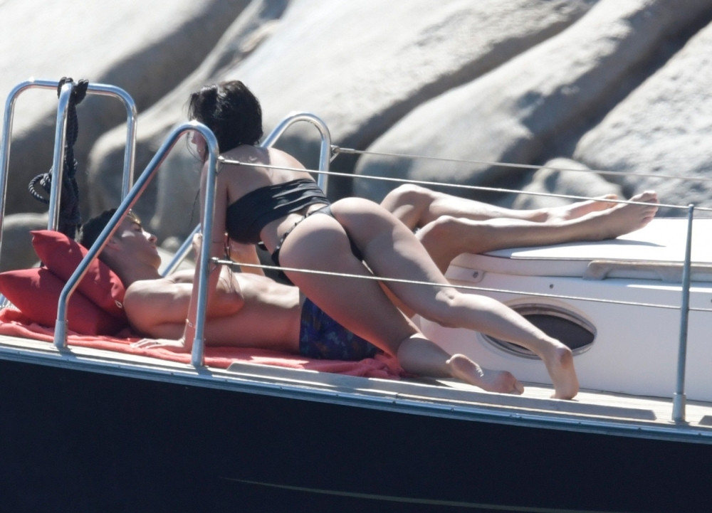 Ronaldova cica pojavila se na jahti u TANGAMA, fudbaler je uhvatio za guzu a onda je krenuo u akciju! (FOTO)