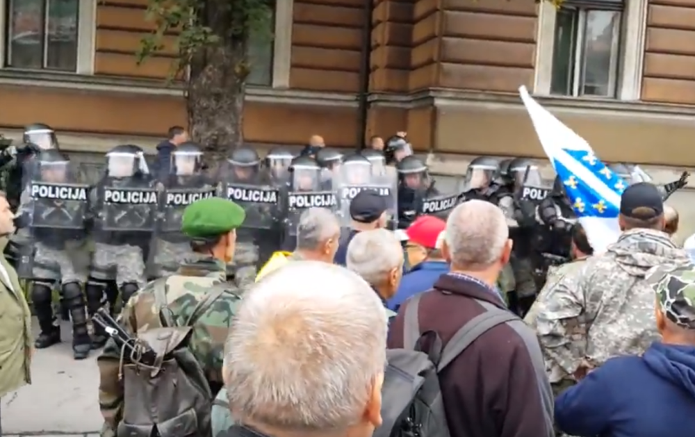 Bošnjački borci udarili na policiju u Sarajevu, radili pendreci i palice, od suzavca završili u bolnici