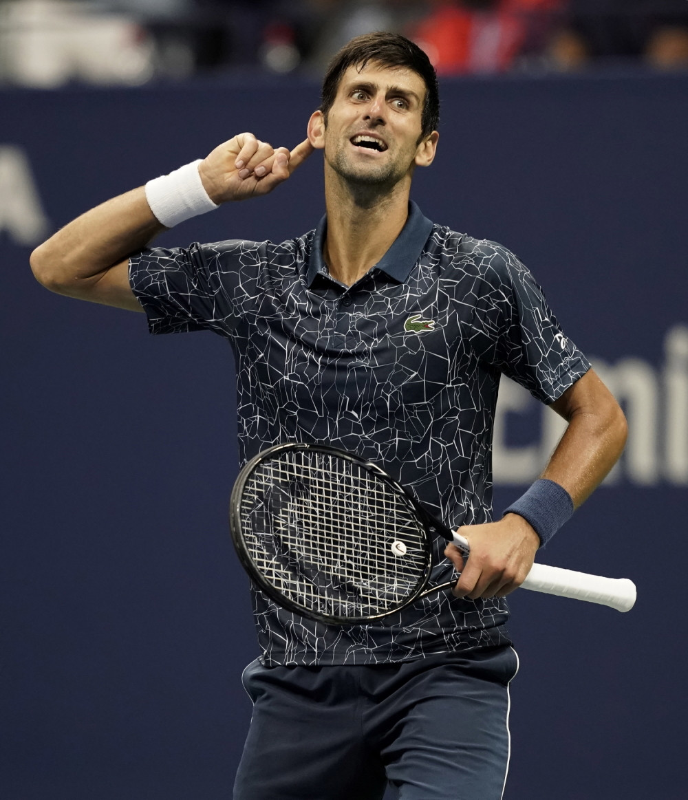 Gde je Novak tu je šou, 'ladno je ZAPEVAO ČUVENU PESMU i čestitao Božić! (VIDEO)