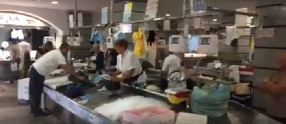 Žena je uletela s vrećicom KISELINE i vikala: Ku*vo moram da popijem terapiju! (VIDEO)