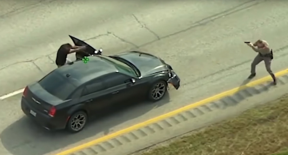 Žestok vatreni obračun policajca i nesavesnog vozača završen TRAGIČNO! (UZNEMIRUJUĆ VIDEO)