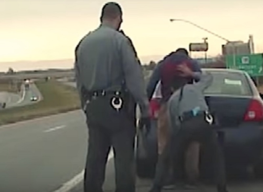 UZNEMIRUJUĆ VIDEO! Policajci zaustavili vozača zbog rutinske kontrole, USLEDIO JE HOROR!