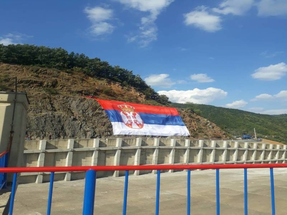 Džinovska trobojka se vijori, sve spremno za dolazak Vučića u srpsku pokrajinu