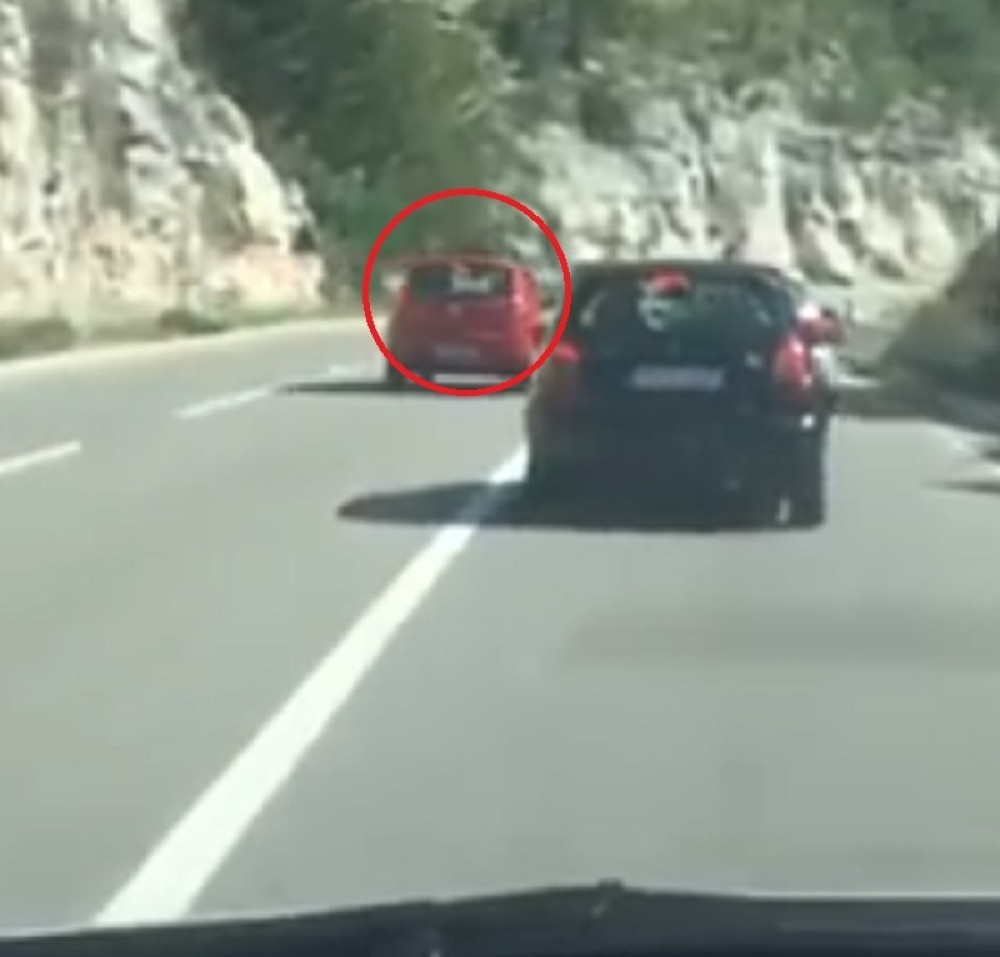UZNEMIRUJUĆE! Pretekao tri automobila preko pune linije kod Podgorice, pogledajte šta je usledilo (VIDEO)